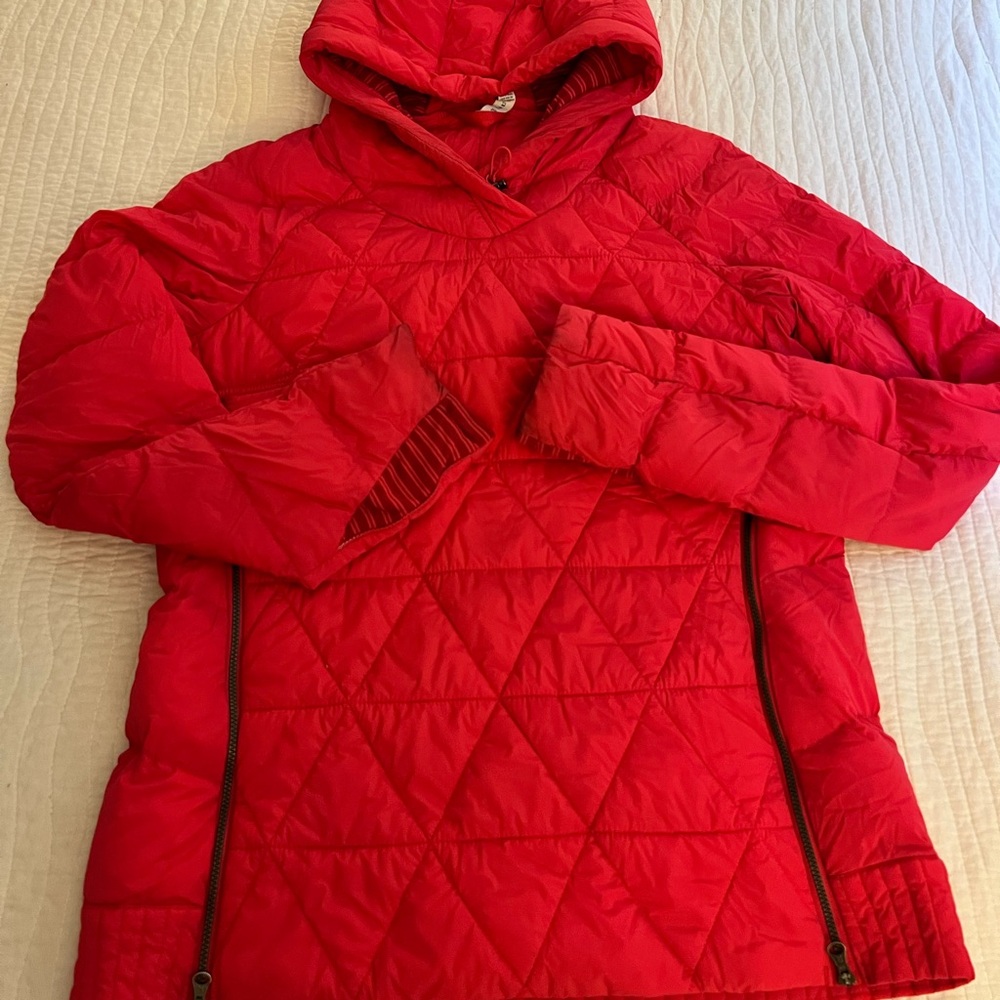 LULULEMON down pull over coat.